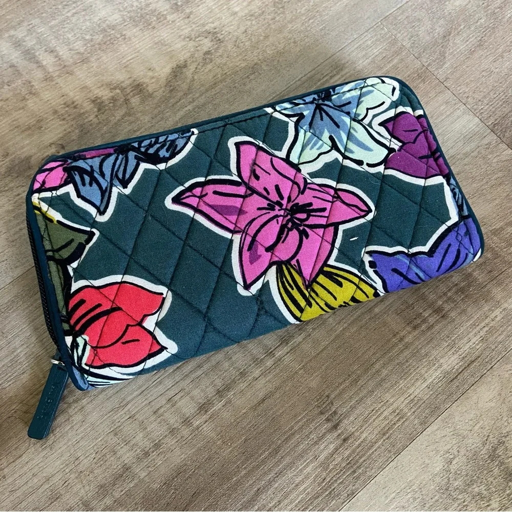 3/$25 Vera Bradley Floral Wallet - Picture 1 of 9